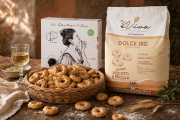 Taralli pugliesi all'olio EVO croccanti in un cesto di vimini accanto a una bottiglia di Olio Piano Peranzana