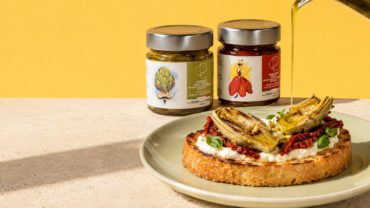 Bruschette con i sottoli pugliesi e olio EVO Peranzana su piatto in ceramica