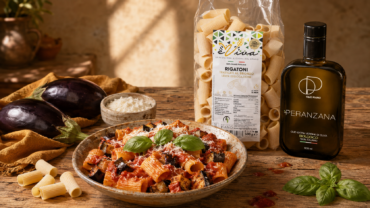Pasta alla Norma con rigatoni èViva, melanzane fritte, pomodoro e ricotta salata