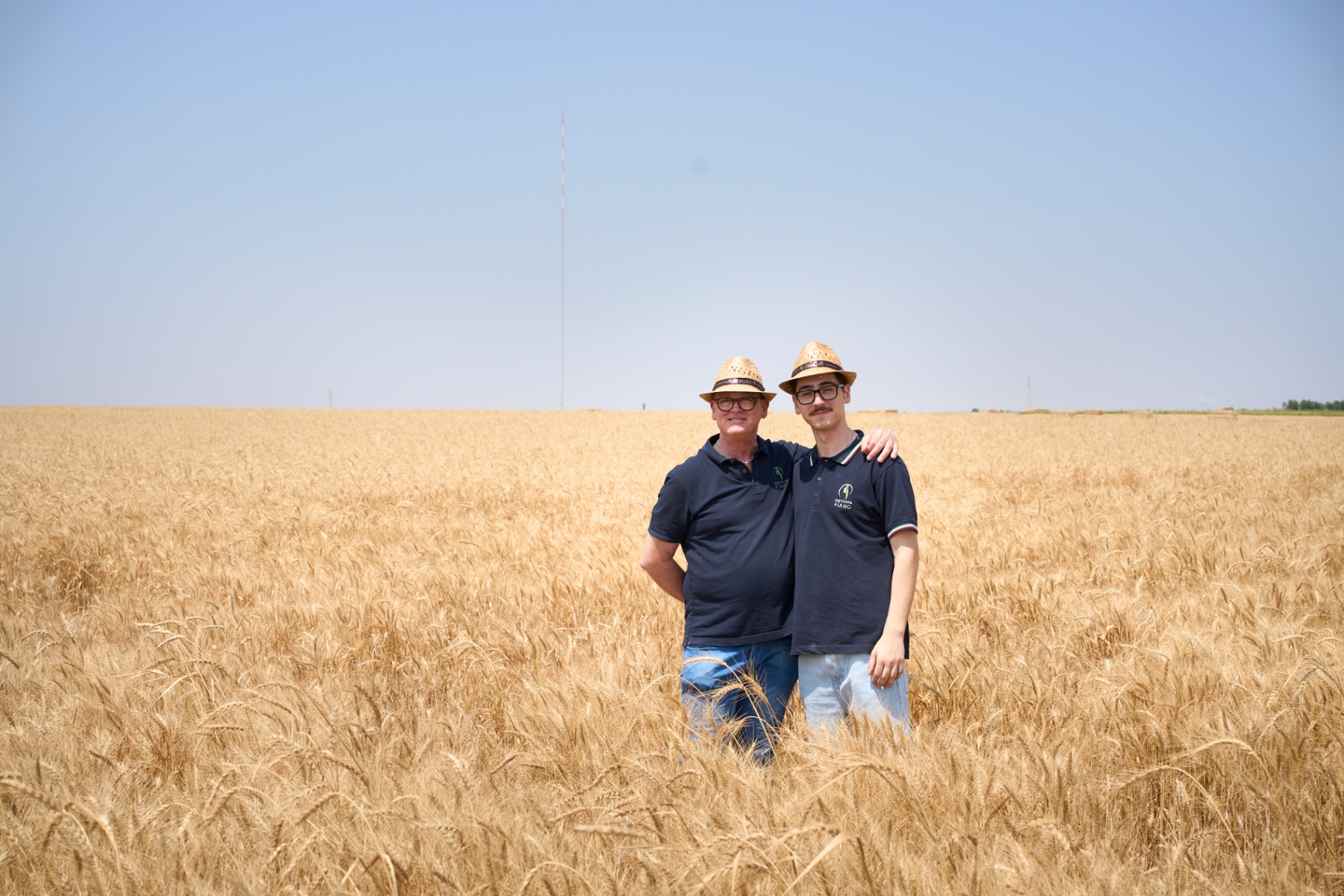 Raffaele Piano e suo figlio nei campi di grano della Daunia