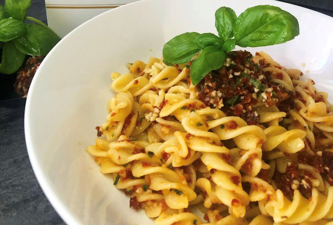 Fusilli al Pesto di Pomodori Secchi: Ricetta Facile e Gustosa Fusilli al Pesto di Pomodori Secchi: Ricetta Facile e Gustosa
