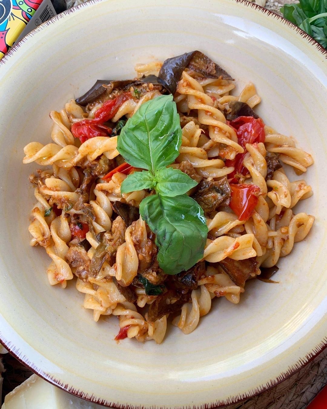 Fusilli con Melanzane e Pomodorini: Un Primo Piatto Gustoso Fusilli con Melanzane e Pomodorini: Un Primo Piatto Gustoso