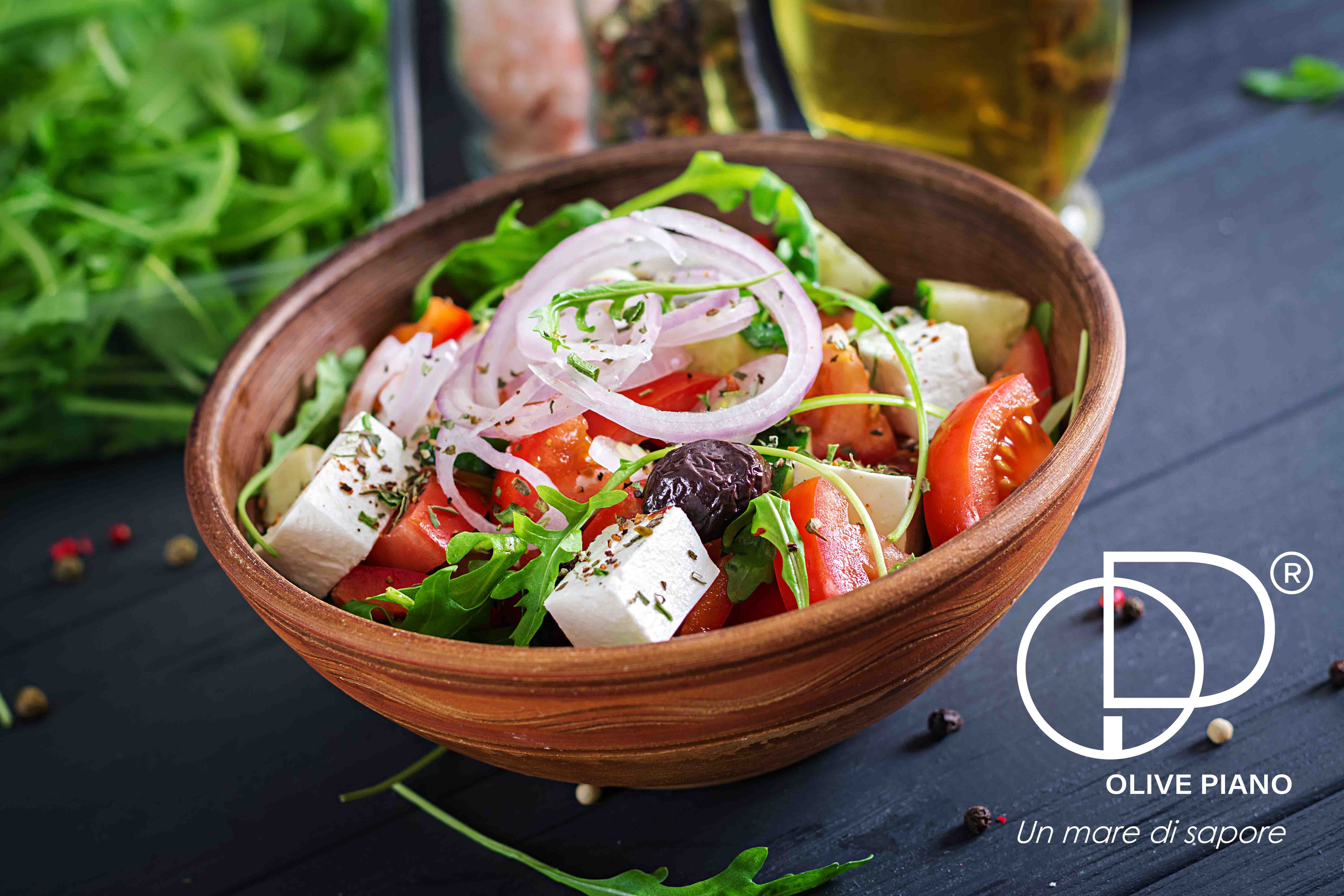 Revivez les Saveurs de la Grèce : La Salade Grecque avec Olives Peranzana Dénoyautées dans l'Eau de Mer