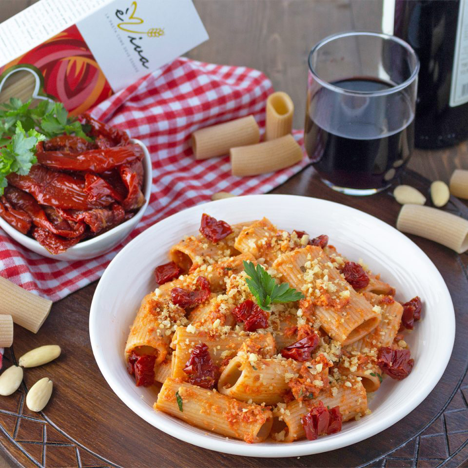 Pasta con pesto di pomodori secchi Pasta con pesto di pomodori secchi
